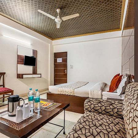 דלהי Hotel Nice Palace מראה חיצוני תמונה