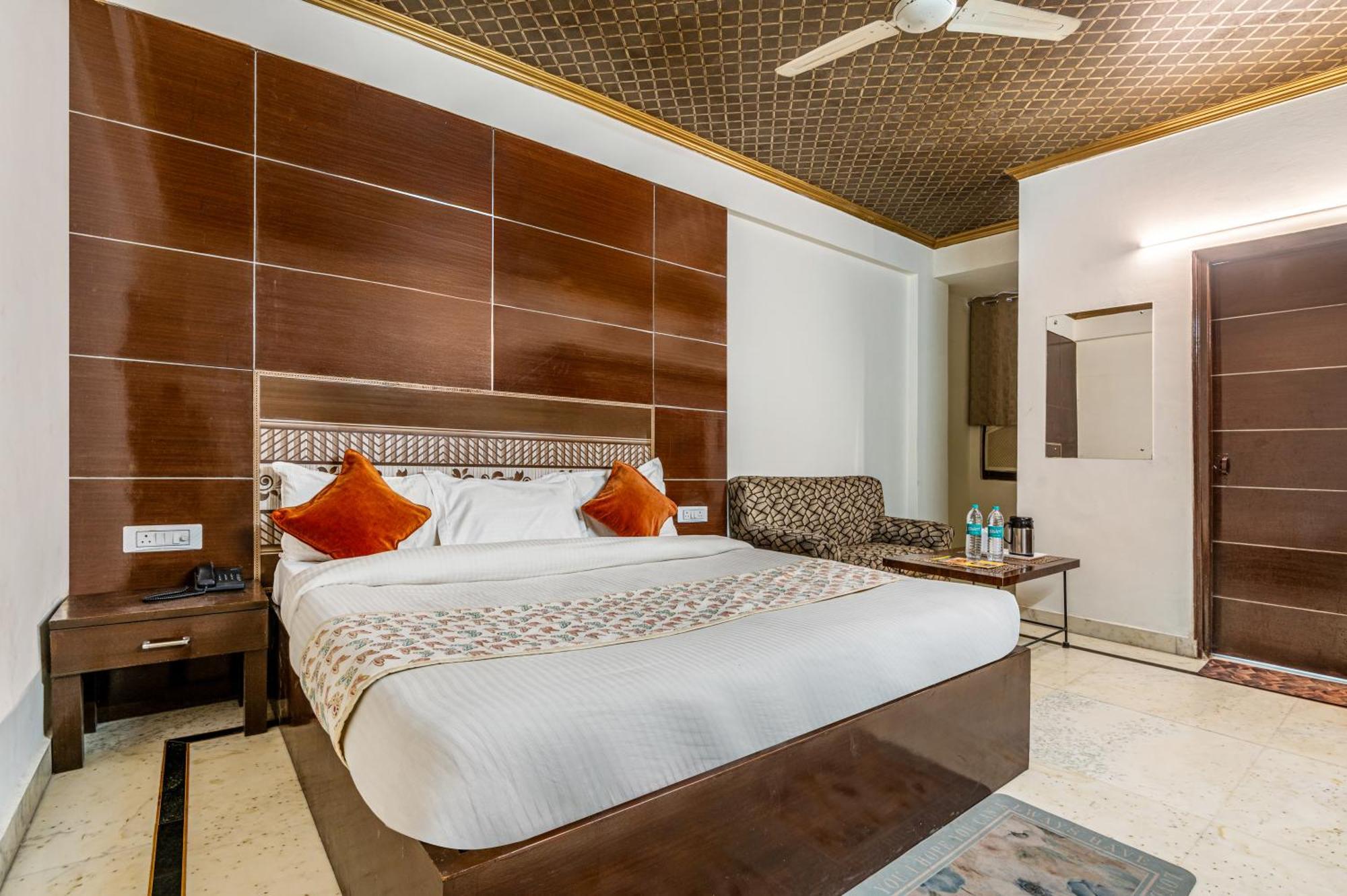 דלהי Hotel Nice Palace מראה חיצוני תמונה