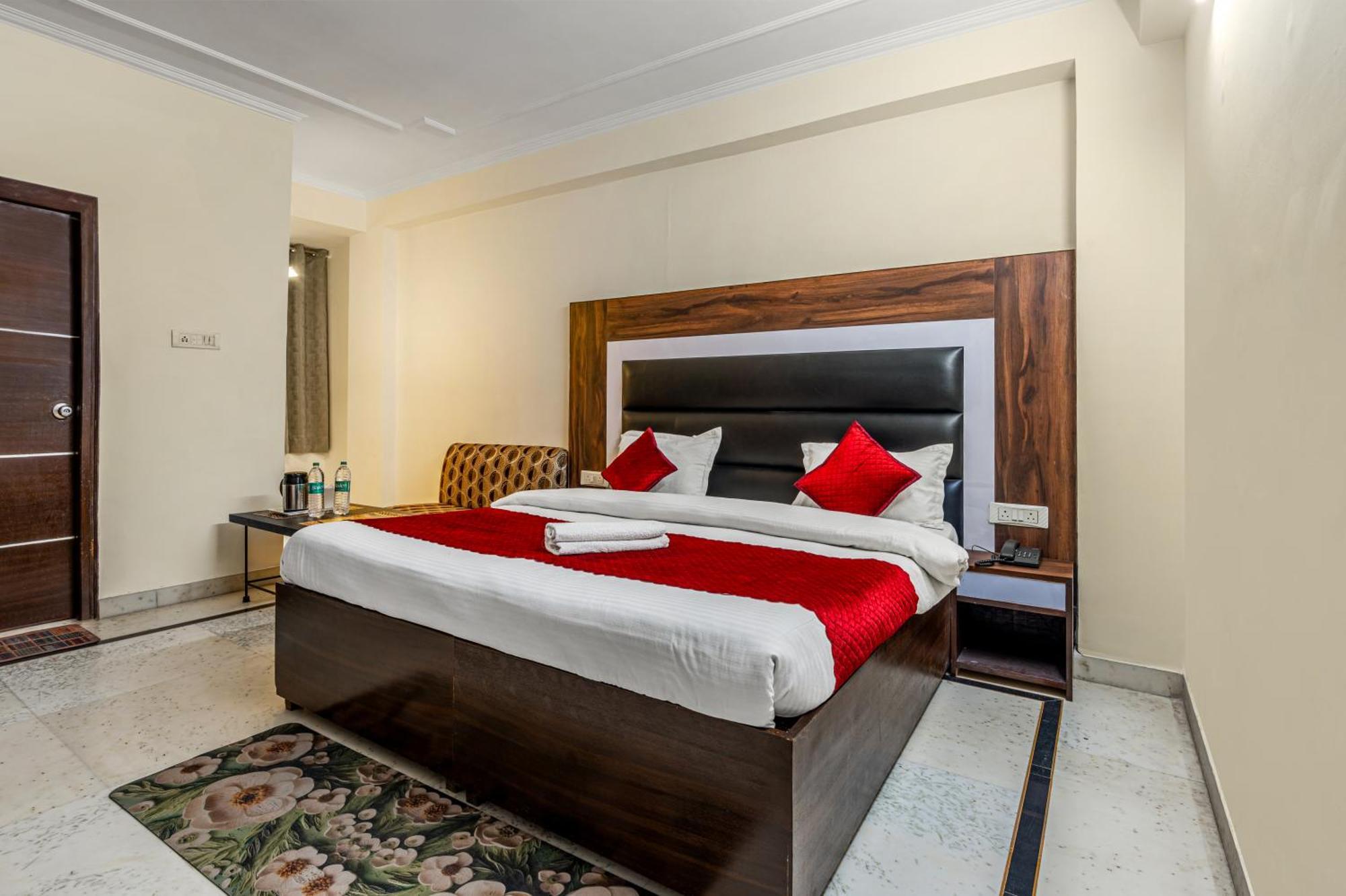 דלהי Hotel Nice Palace מראה חיצוני תמונה
