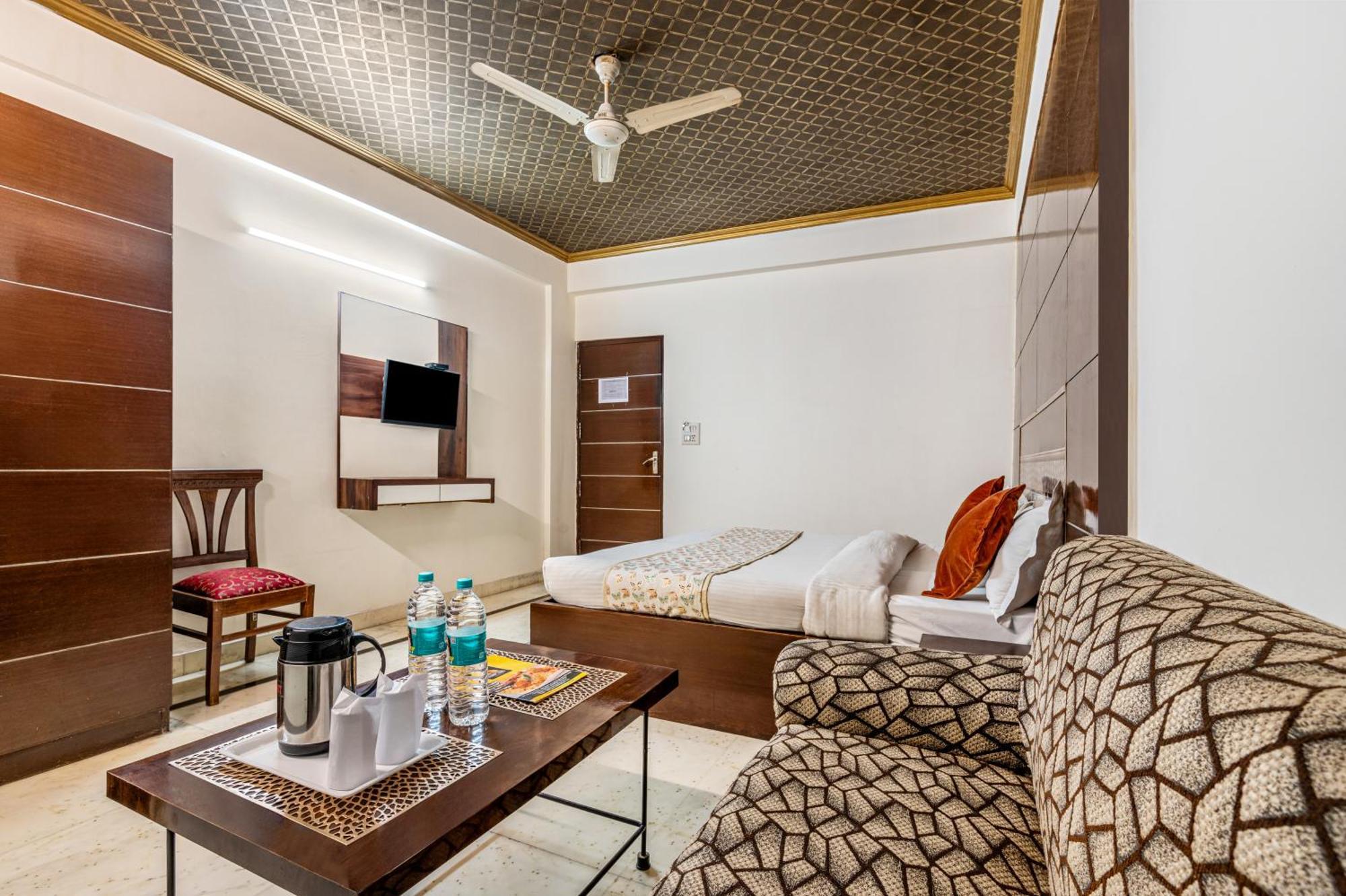 דלהי Hotel Nice Palace מראה חיצוני תמונה